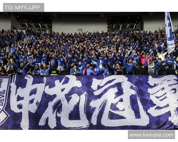 上海热销足球明星签名商品吸引众多球迷热情追捧 上海热销足球明星签名商品吸引众多球迷热情追捧